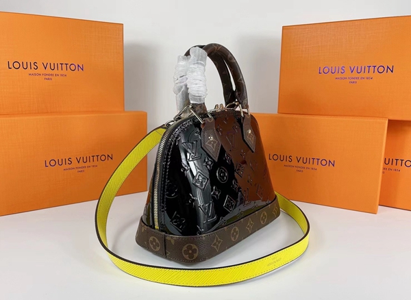 ルイヴィトンバッグ背面デザイン